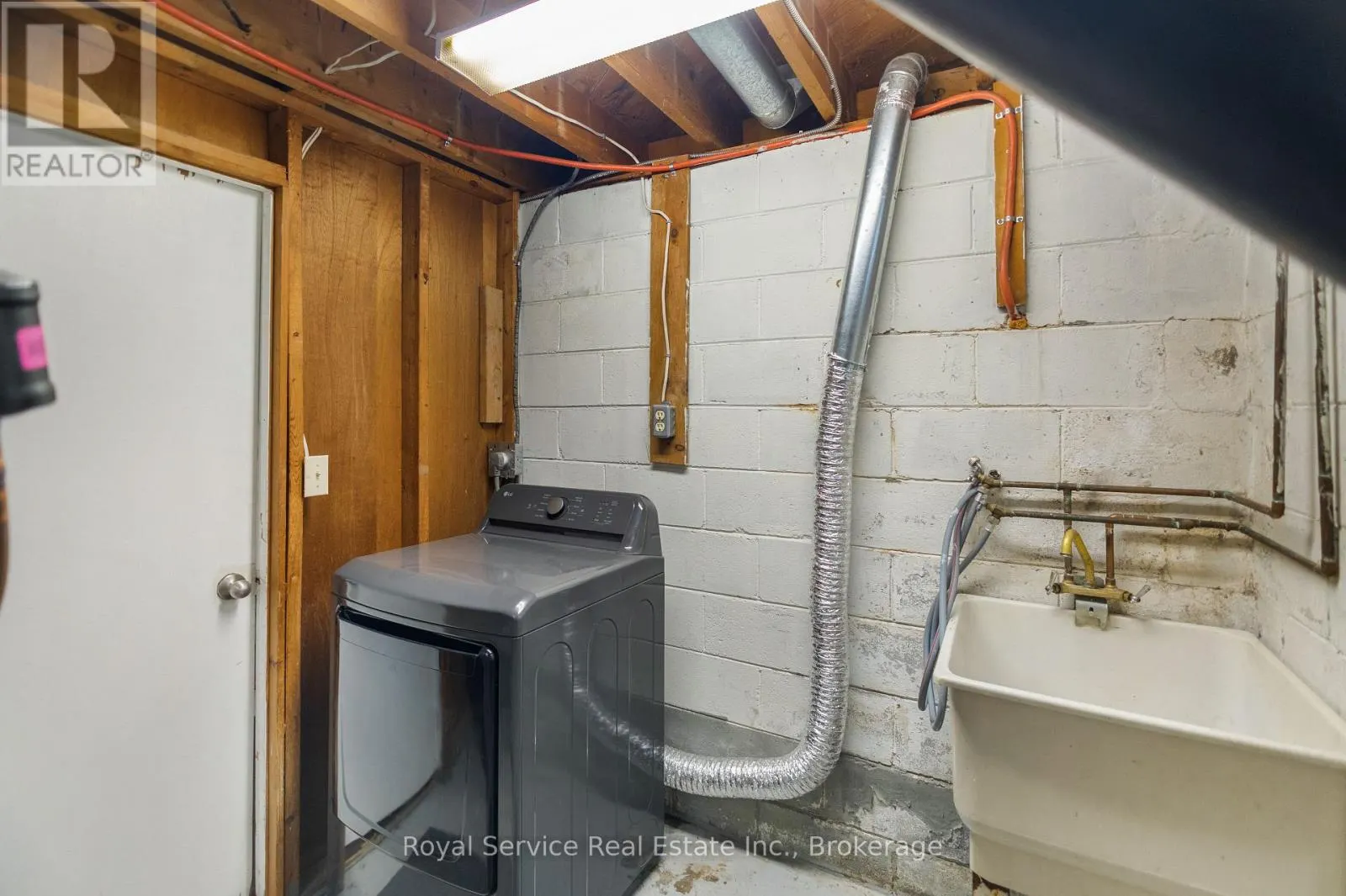 558 BURNHAM STREET