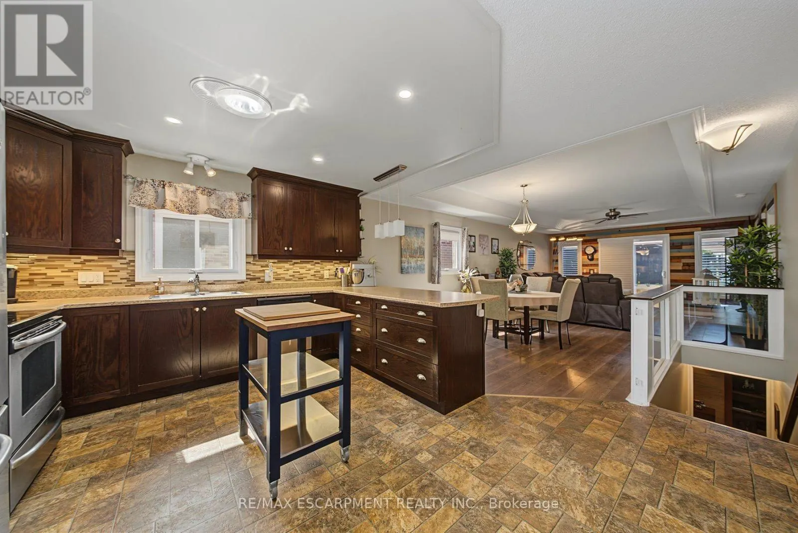 3913 PRIMROSE LANE