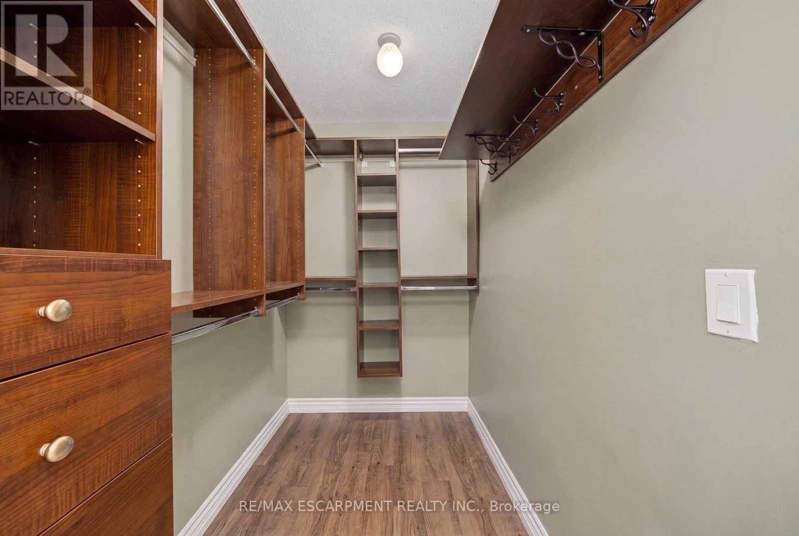 3913 PRIMROSE LANE