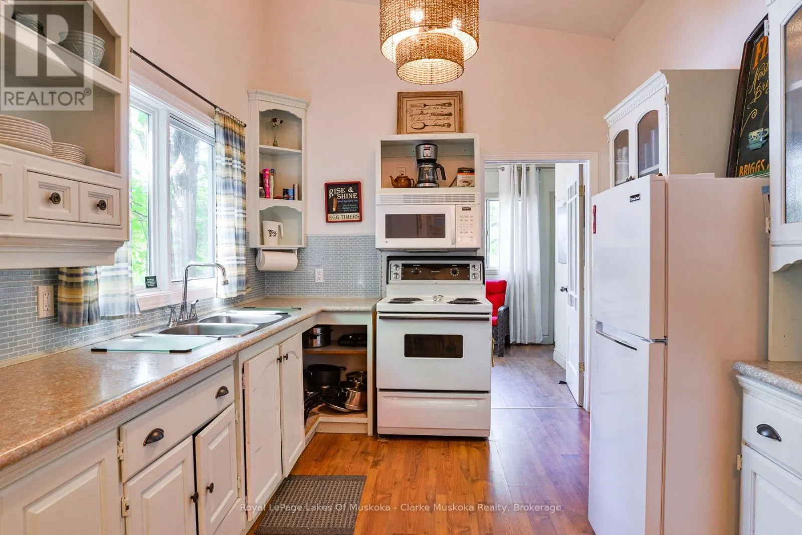 8 - 7 SILVER POINT ROAD #8