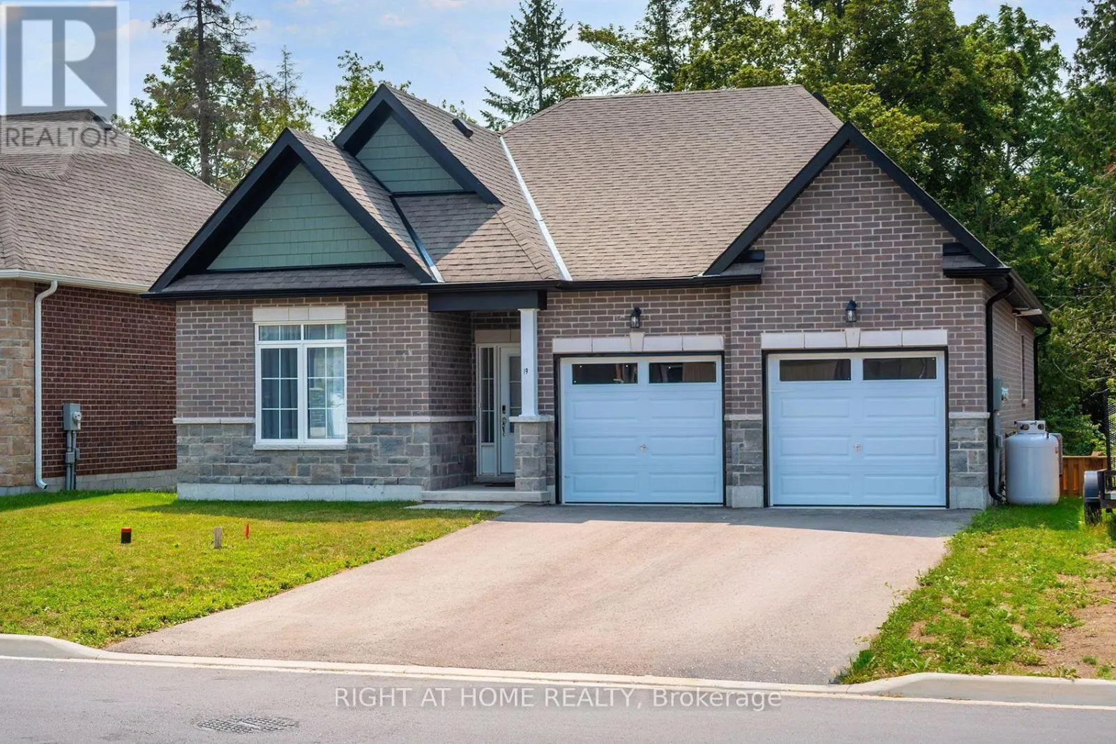 19 HILLCROFT WAY