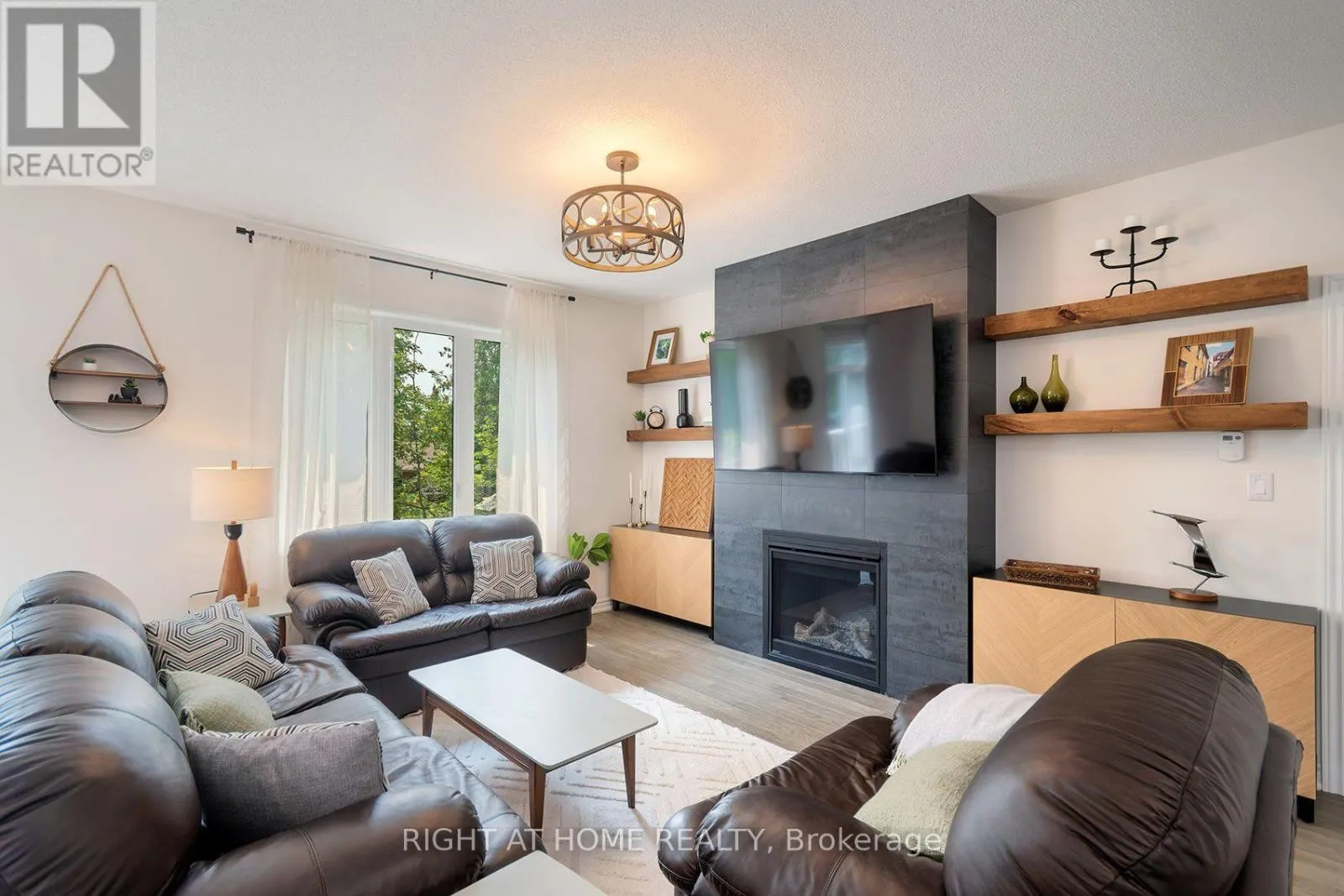19 HILLCROFT WAY