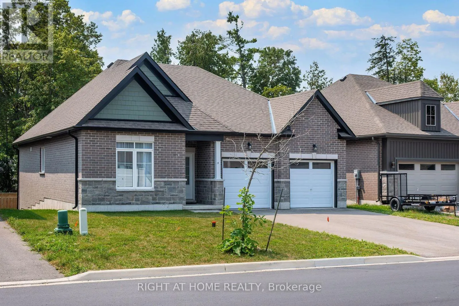 19 HILLCROFT WAY
