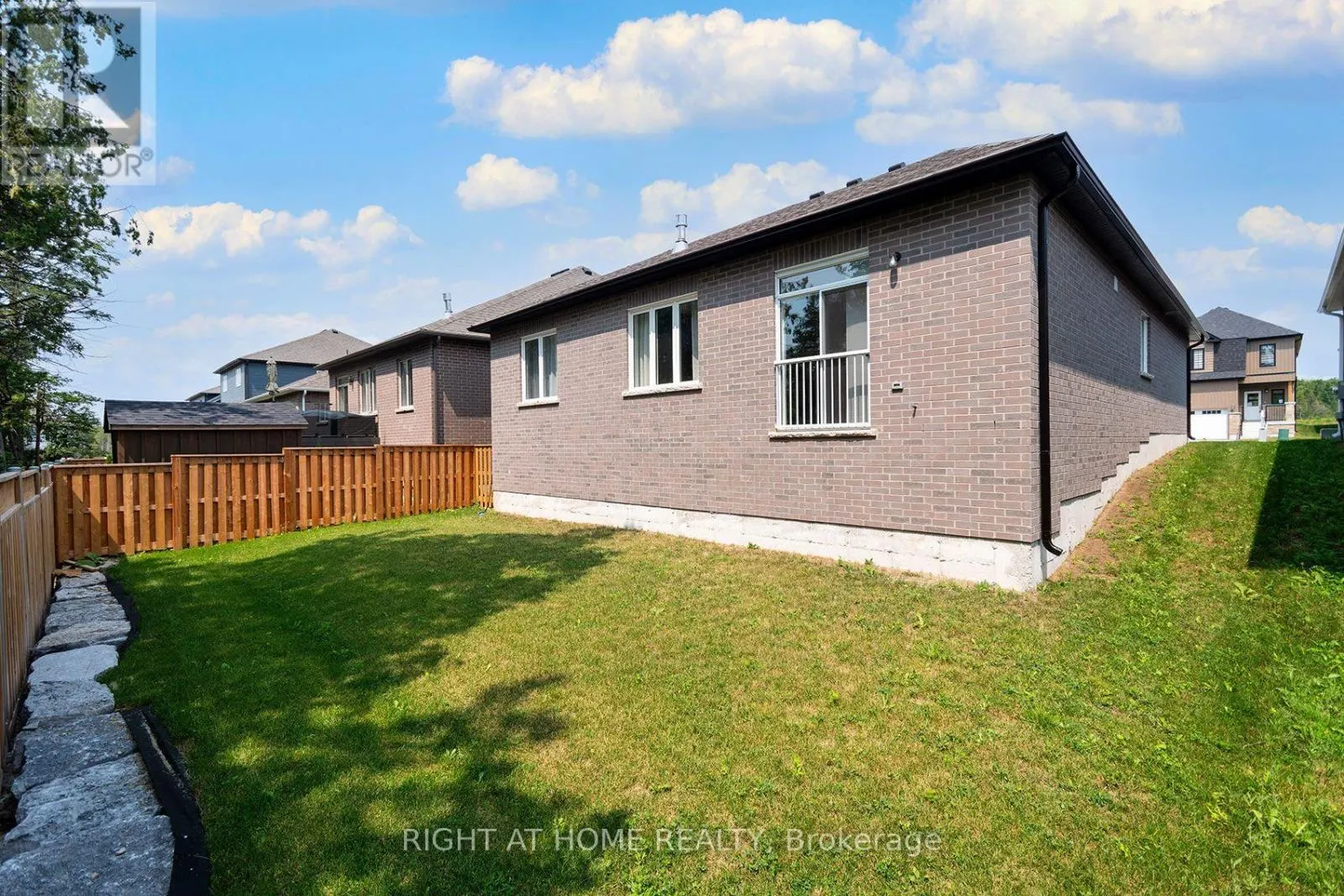 19 HILLCROFT WAY