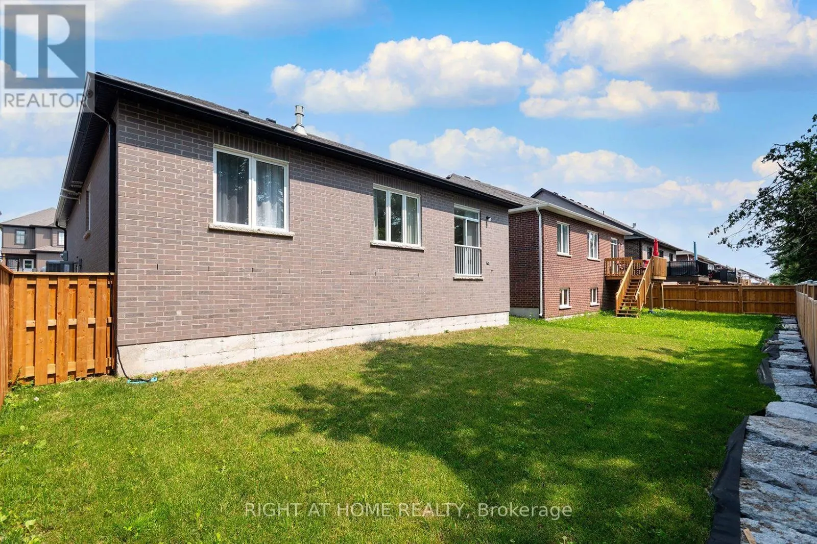 19 HILLCROFT WAY