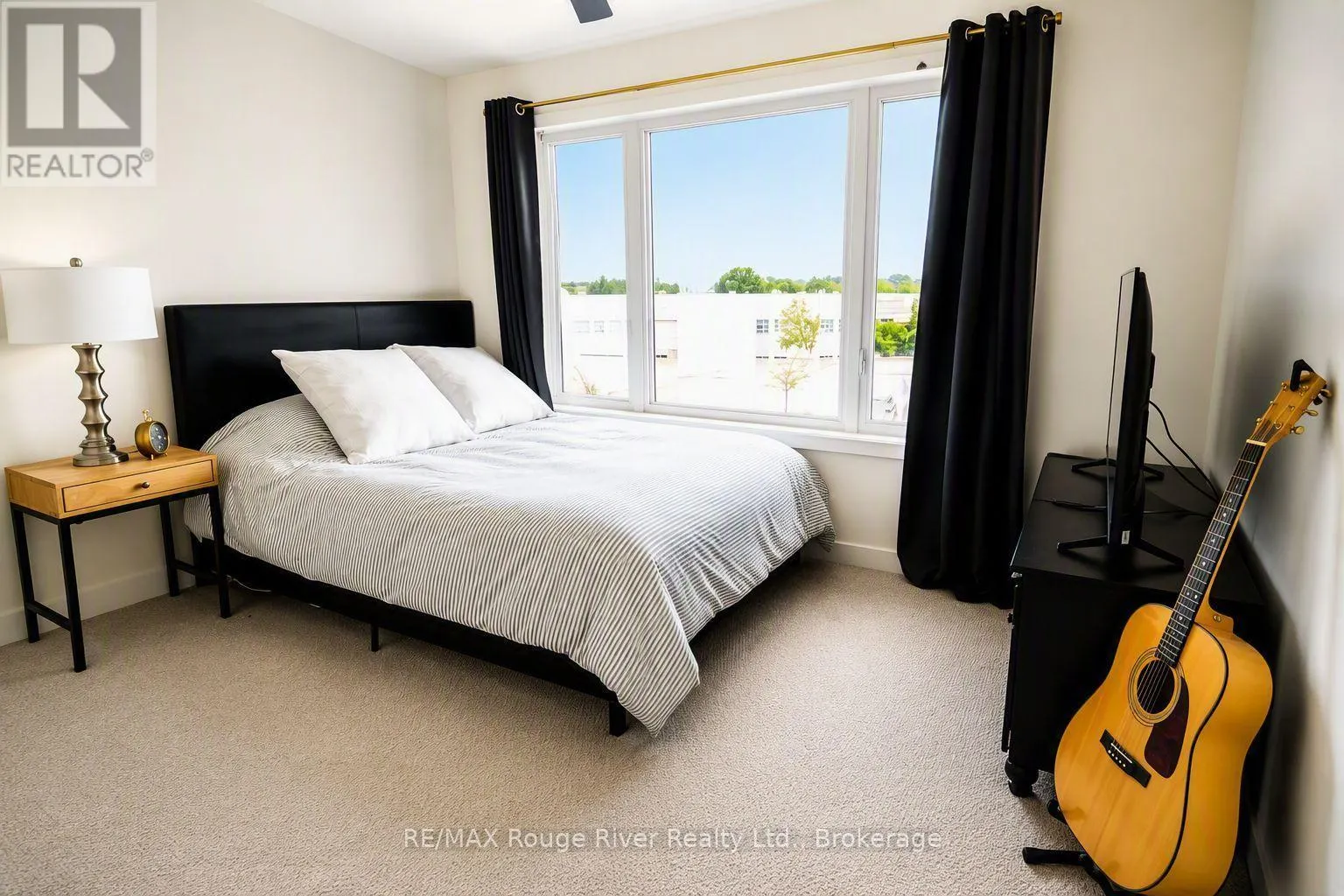 19 - 160 DENSMORE ROAD W #19