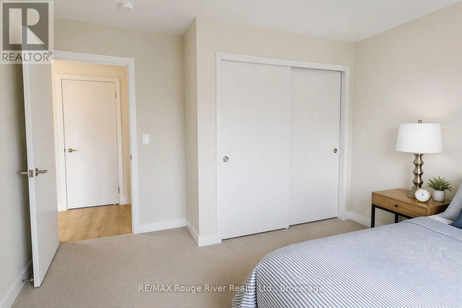 19 - 160 DENSMORE ROAD W #19