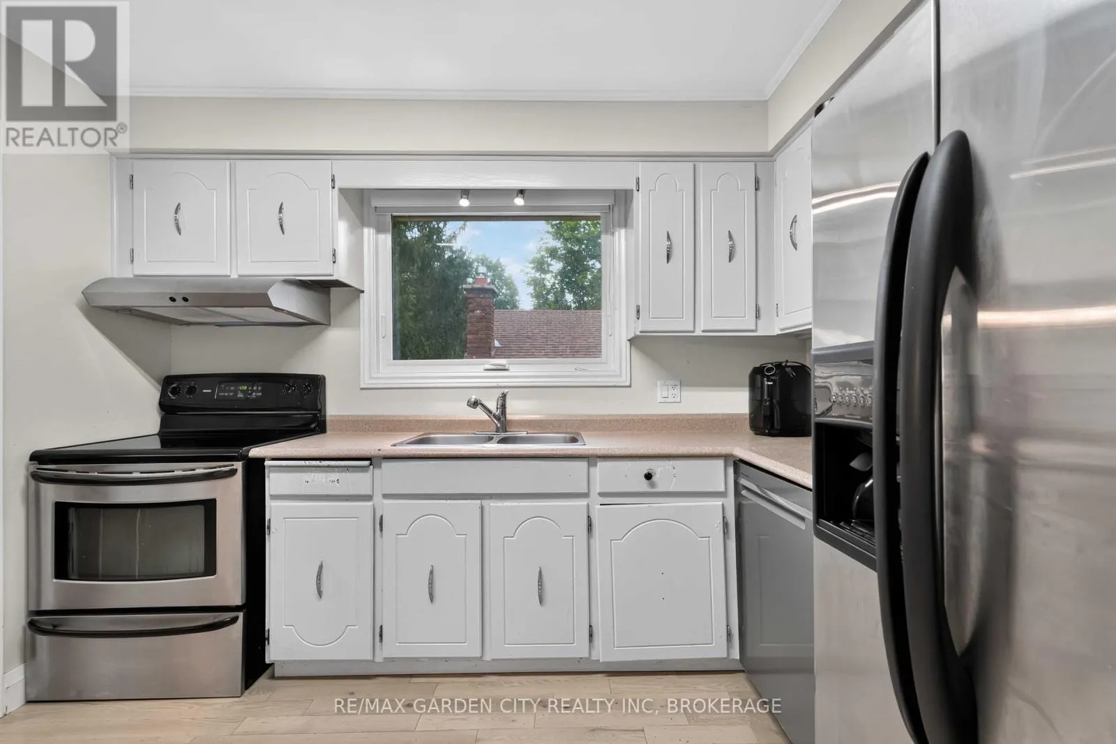 3 FALLINGBROOK DRIVE