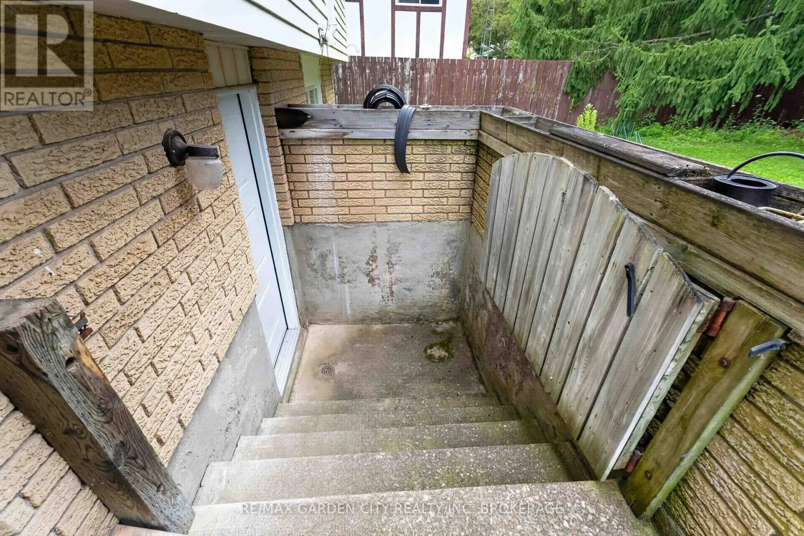3 FALLINGBROOK DRIVE