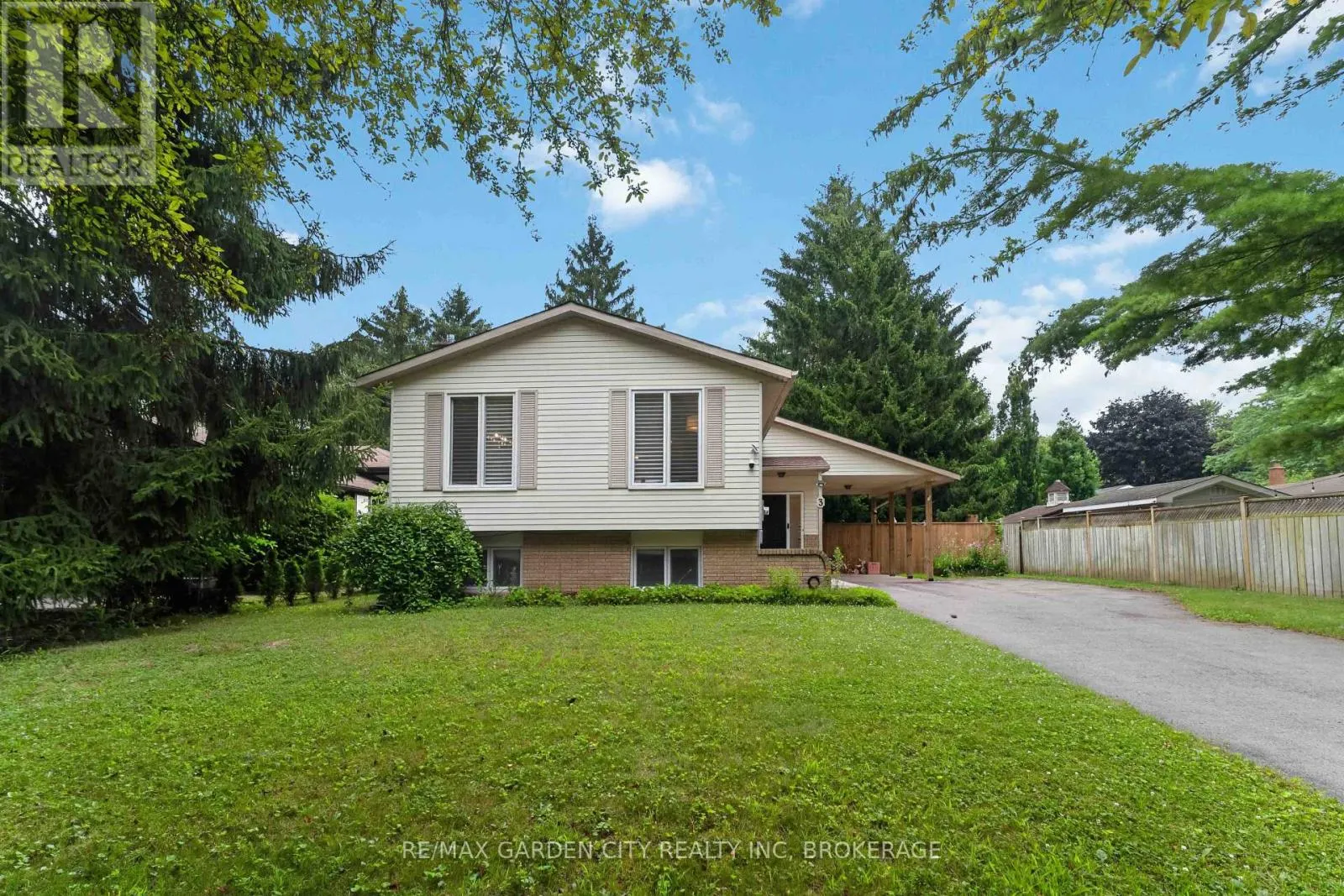 3 FALLINGBROOK DRIVE