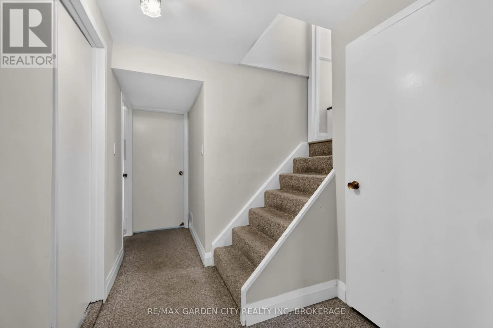 3 FALLINGBROOK DRIVE