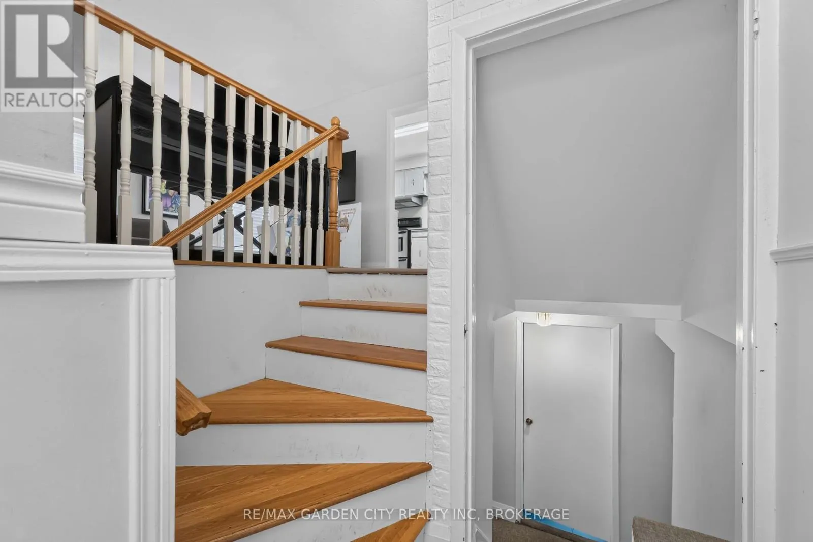 3 FALLINGBROOK DRIVE