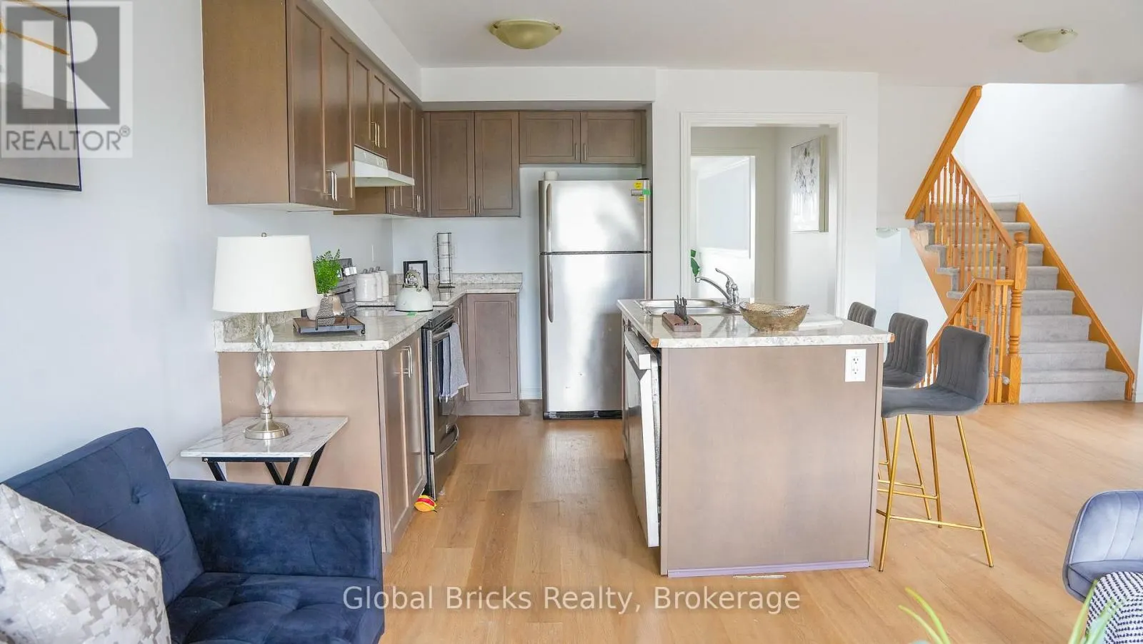6 - 755 LINDEN DRIVE