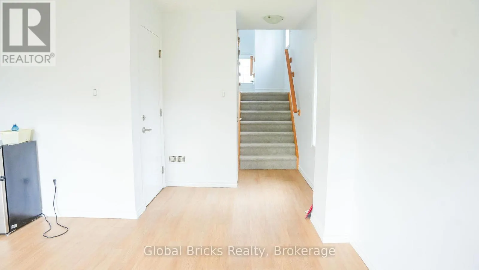6 - 755 LINDEN DRIVE