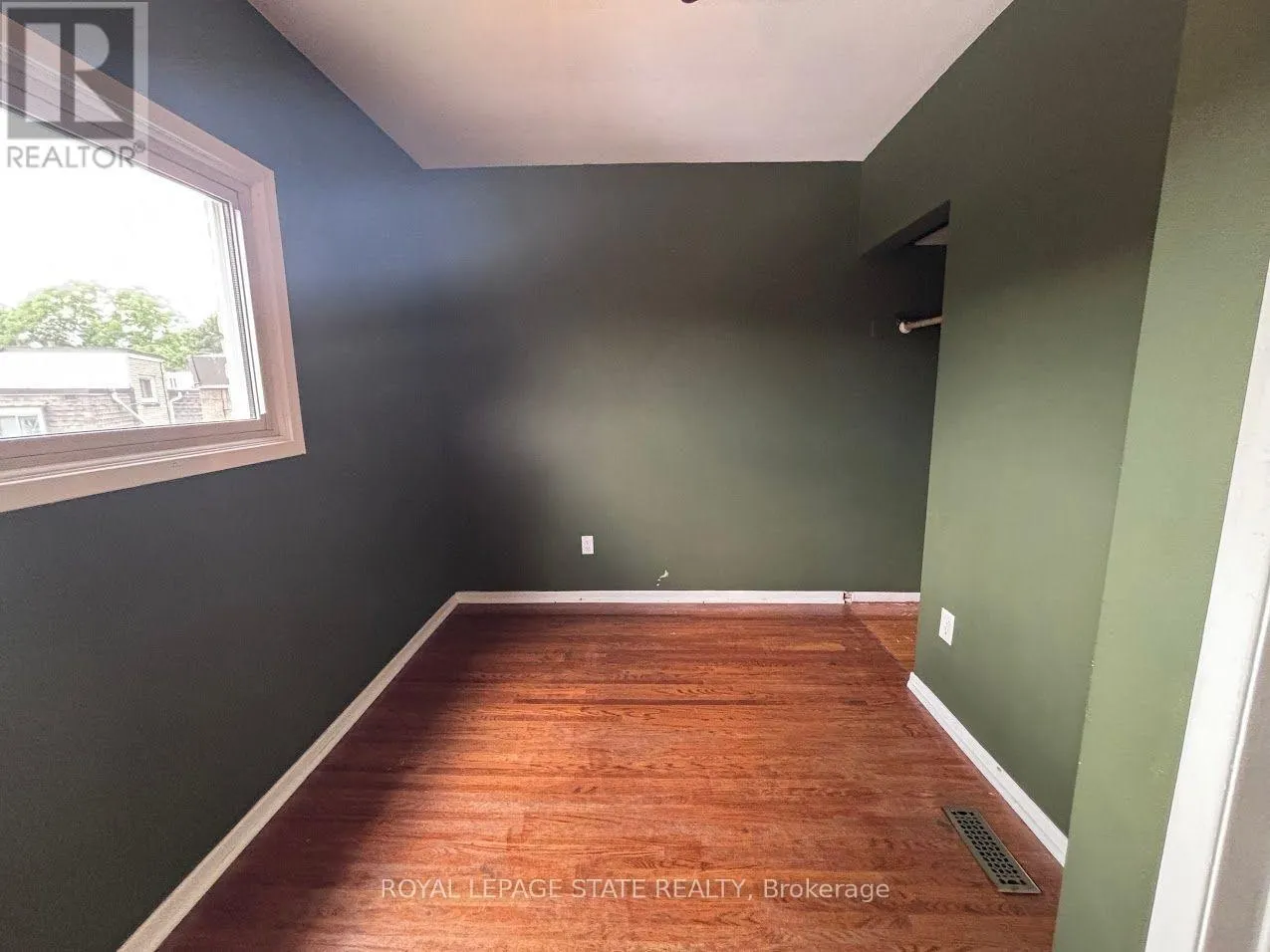 304 - 5 VIKING COURT