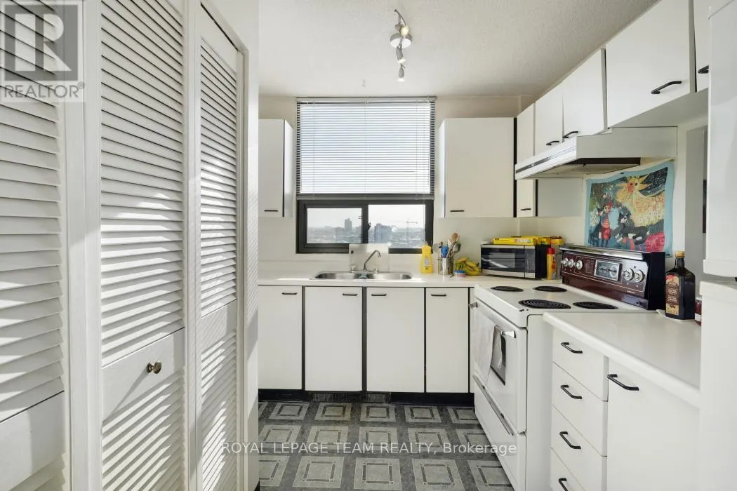 1004 - 40 ARTHUR STREET E