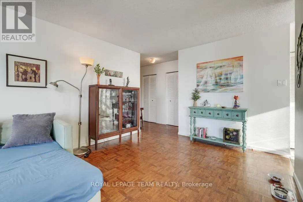 1004 - 40 ARTHUR STREET E