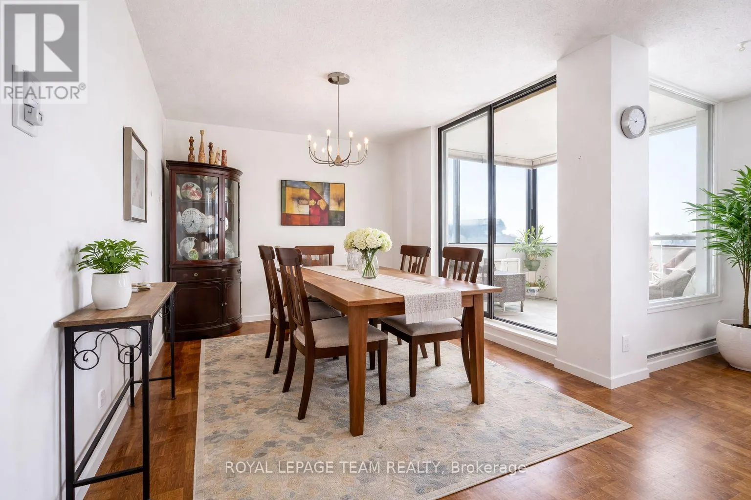 1004 - 40 ARTHUR STREET E