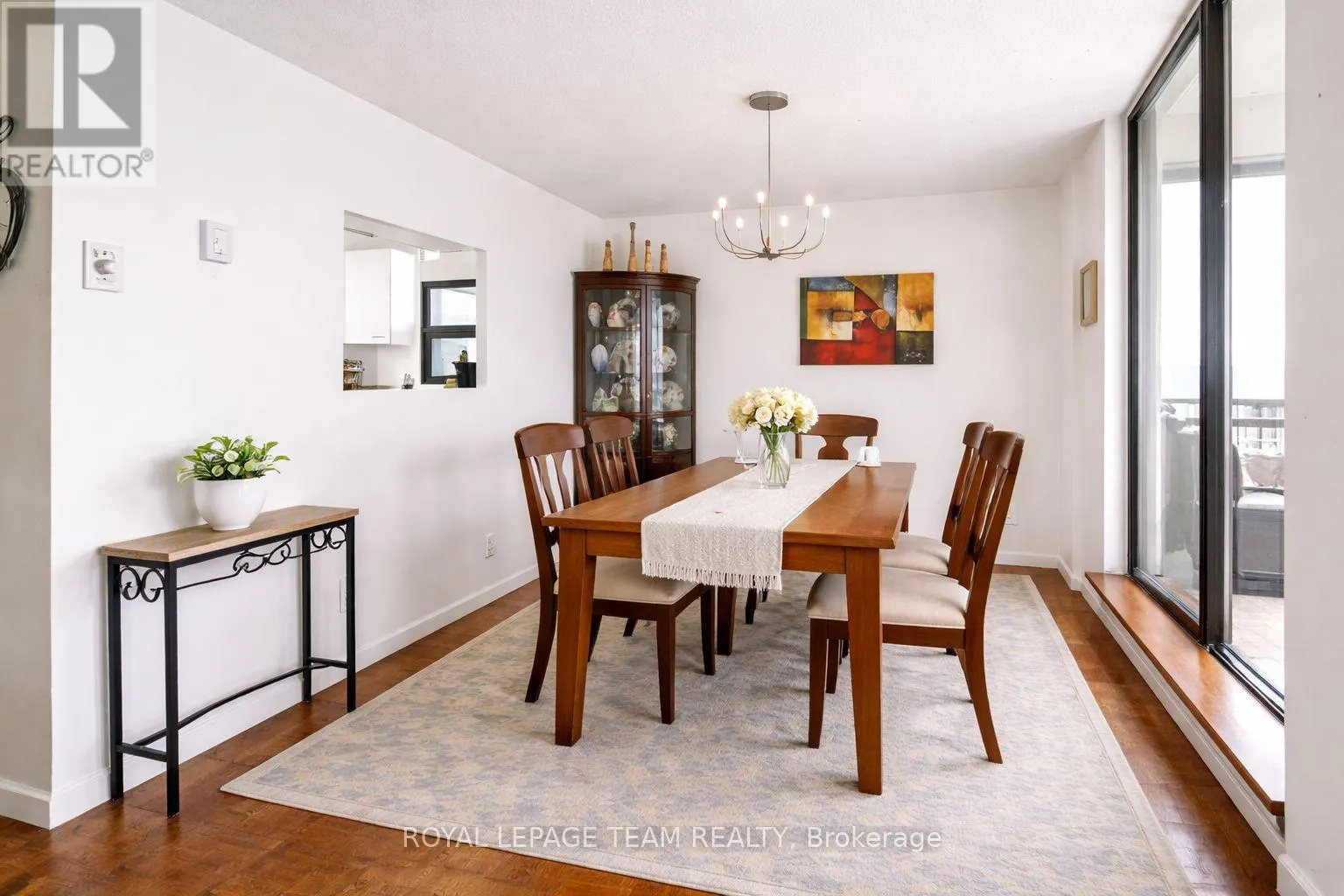 1004 - 40 ARTHUR STREET E