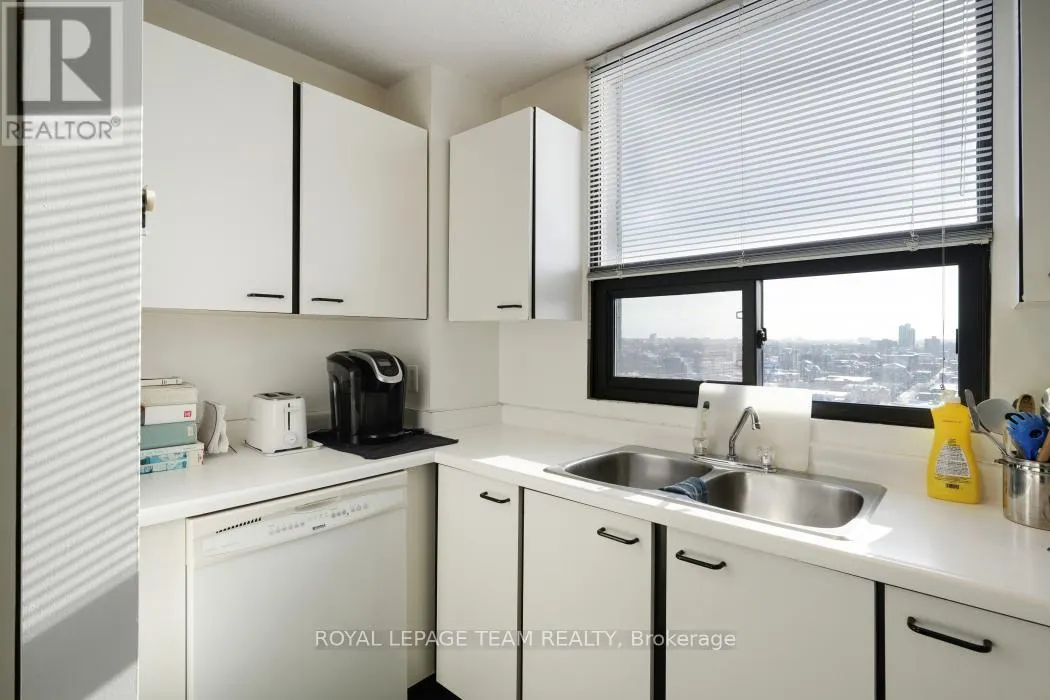 1004 - 40 ARTHUR STREET E