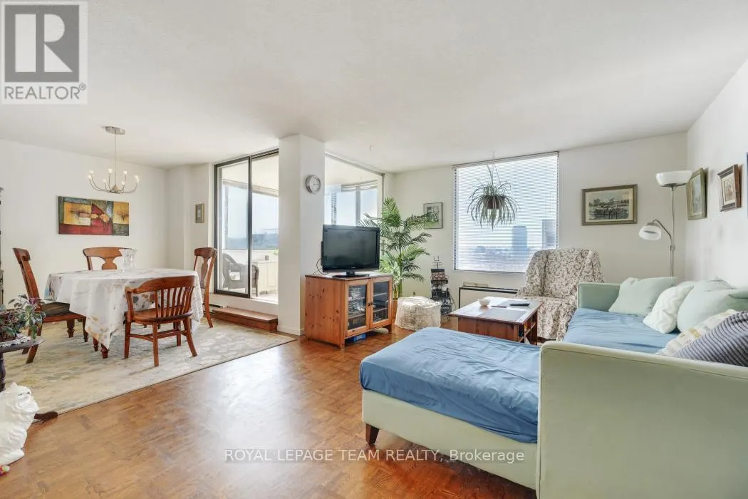 1004 - 40 ARTHUR STREET E