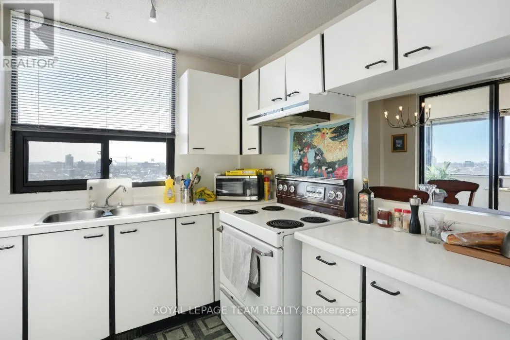 1004 - 40 ARTHUR STREET E