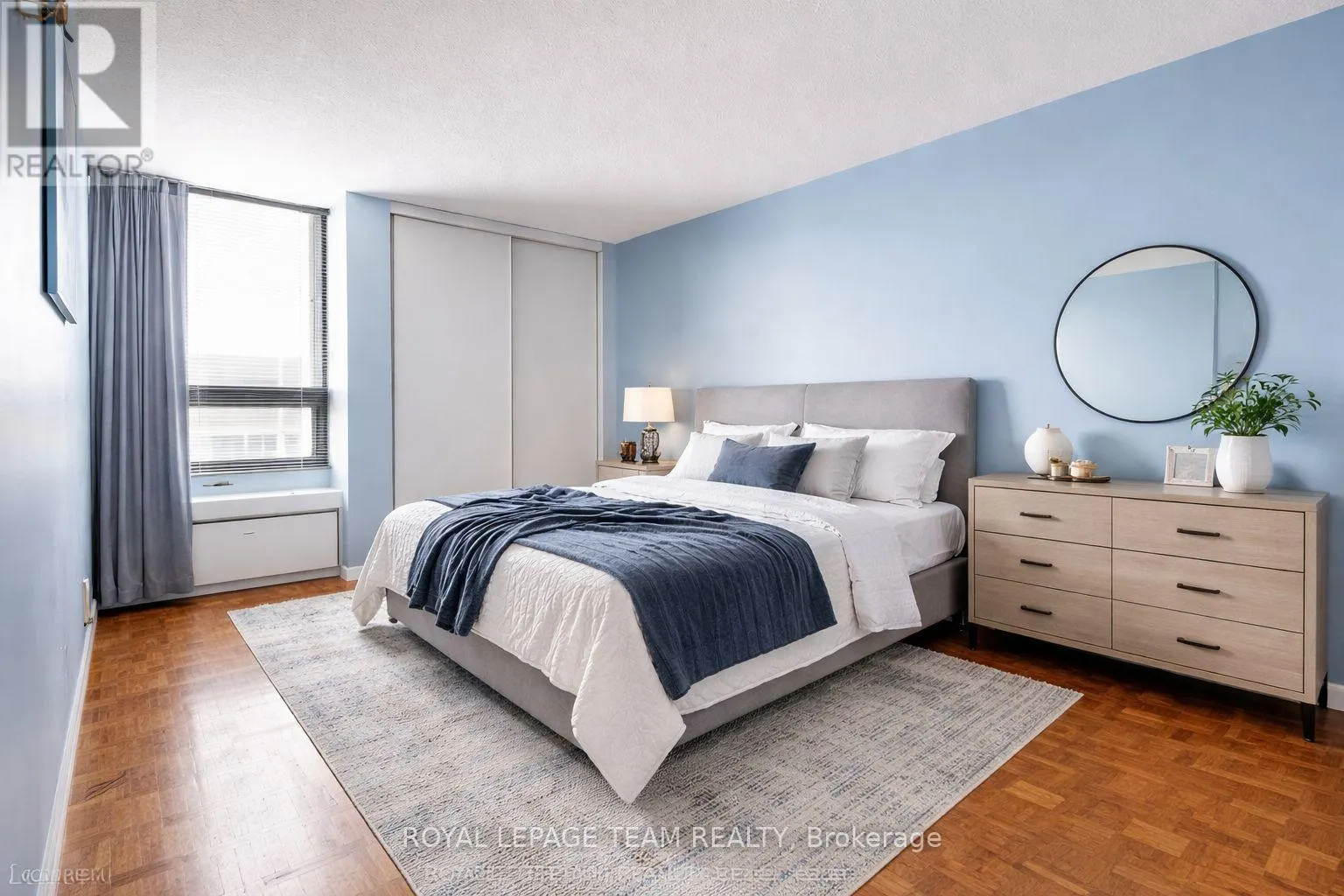 1004 - 40 ARTHUR STREET E