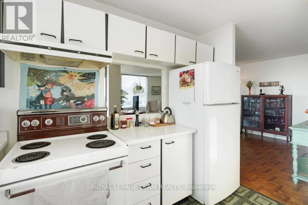 1004 - 40 ARTHUR STREET E