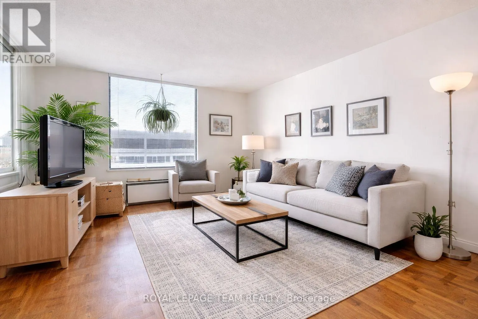1004 - 40 ARTHUR STREET E
