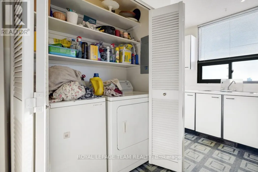 1004 - 40 ARTHUR STREET E