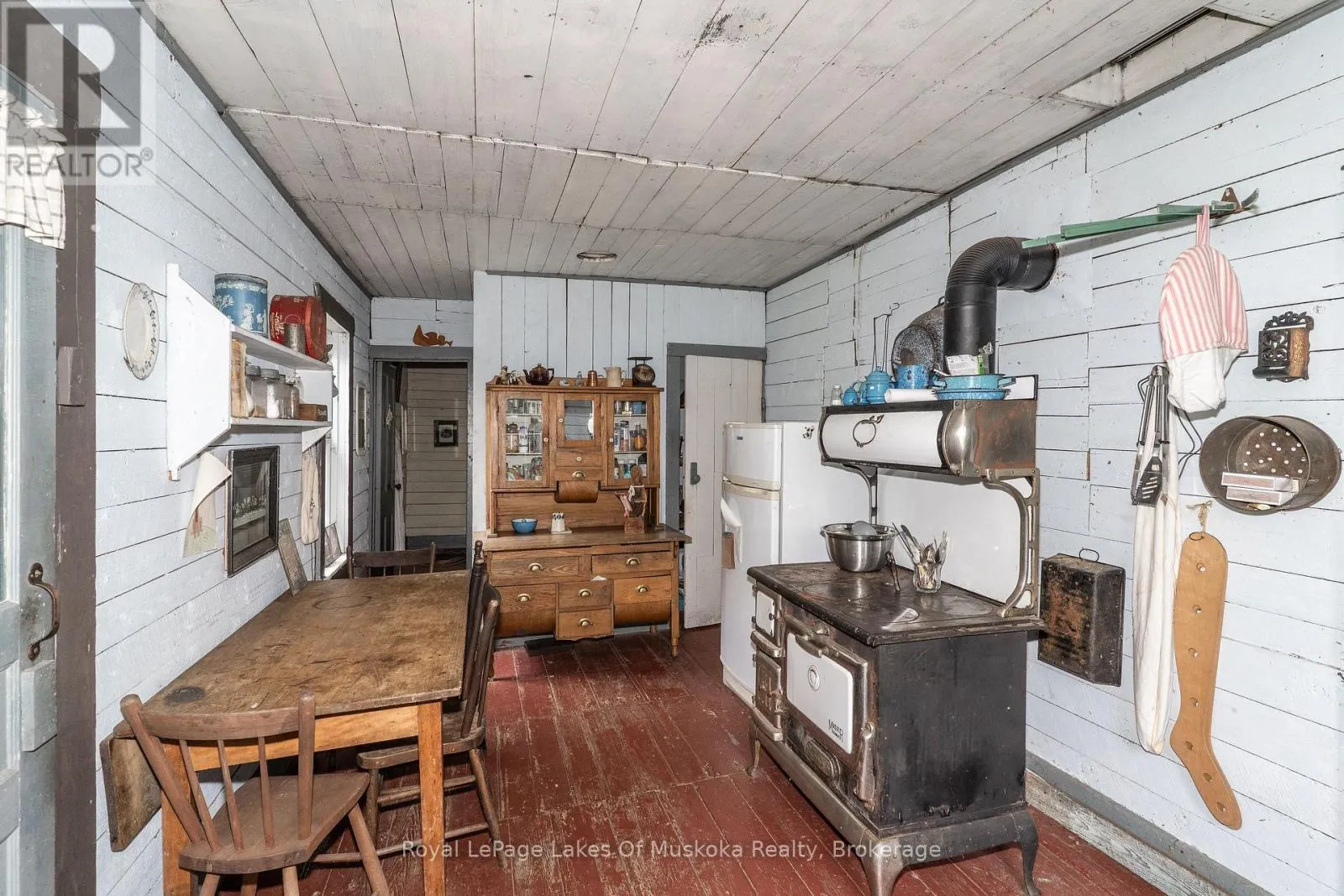 1099 WOLFKIN LAKE ROAD