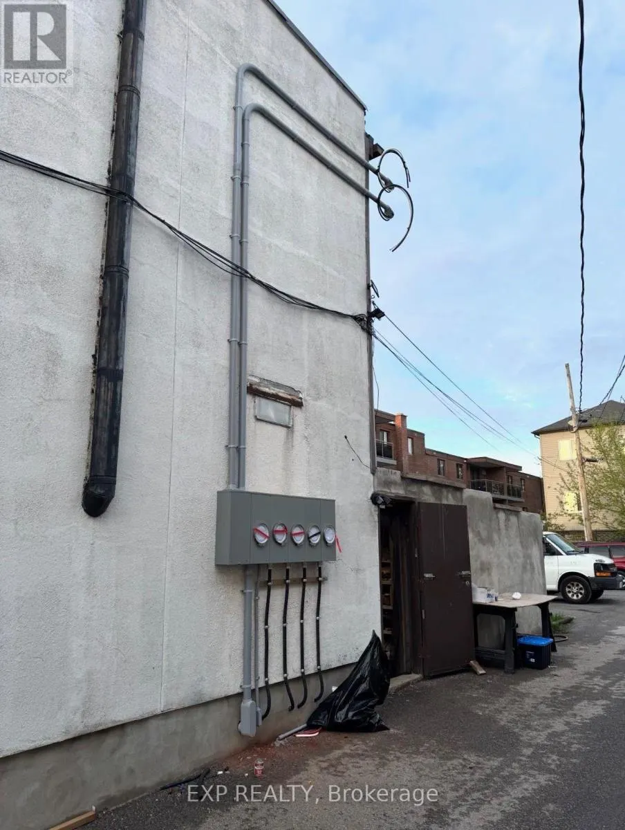 36 FRONT STREET N