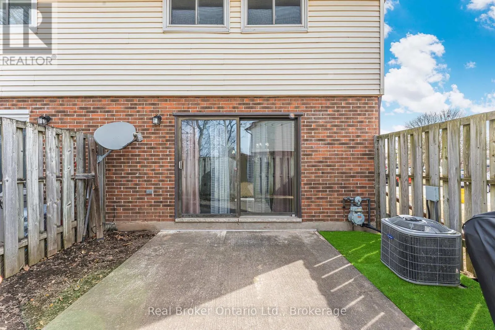 8 - 5982 DUNN STREET #8