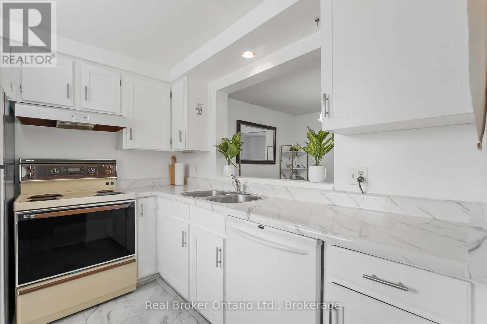 8 - 5982 DUNN STREET #8