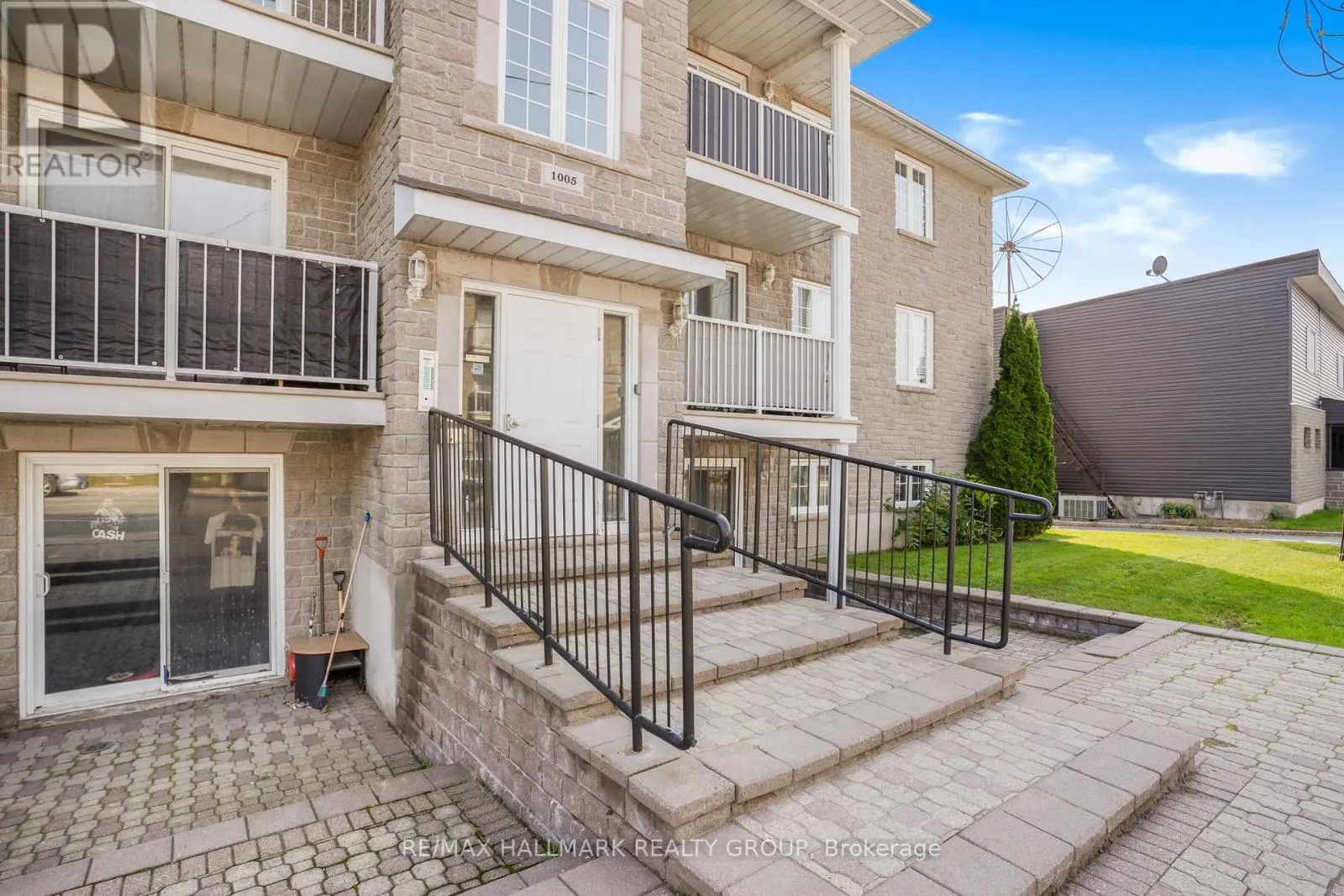 302 - 1005 LAURIER STREET