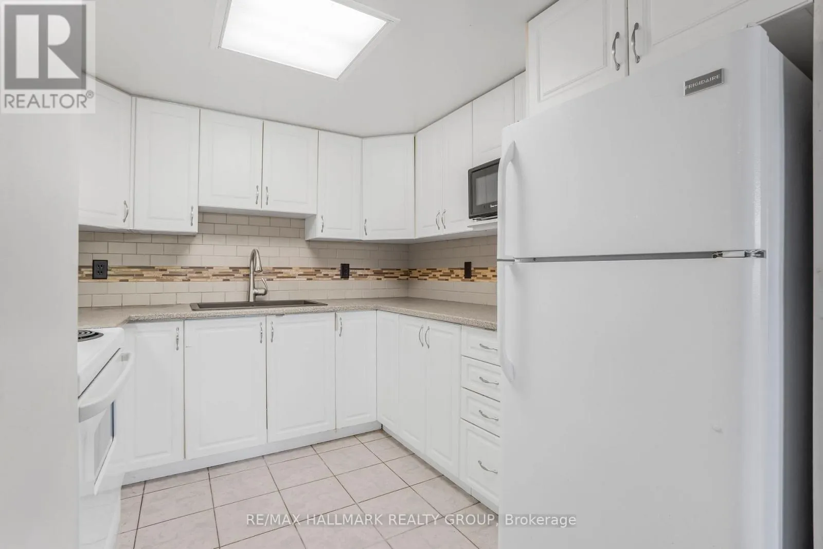 302 - 1005 LAURIER STREET