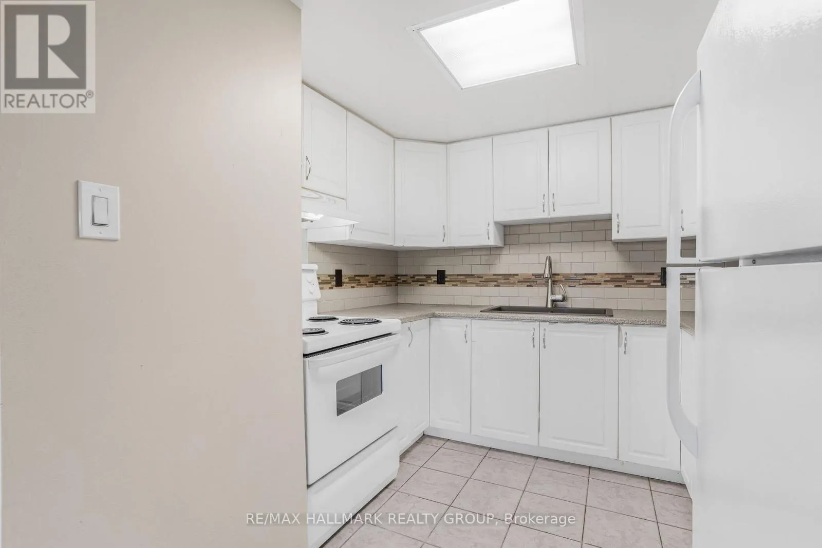 302 - 1005 LAURIER STREET