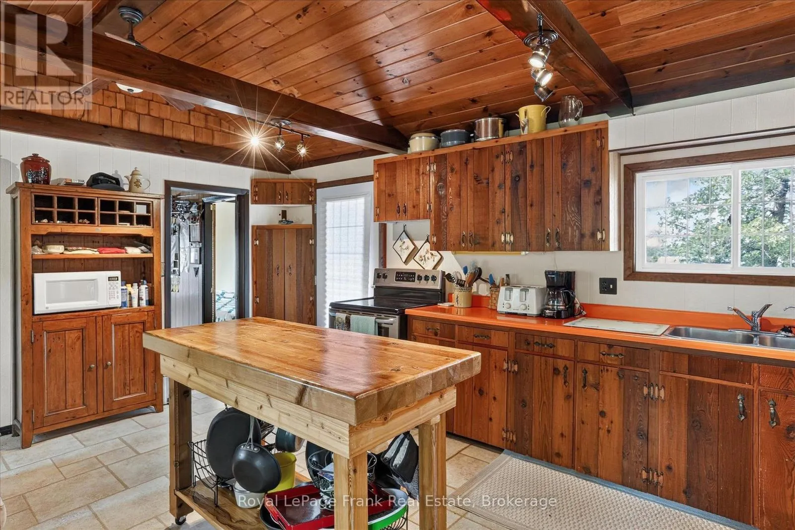 1550 ISLAND 85 STONEY LAKE