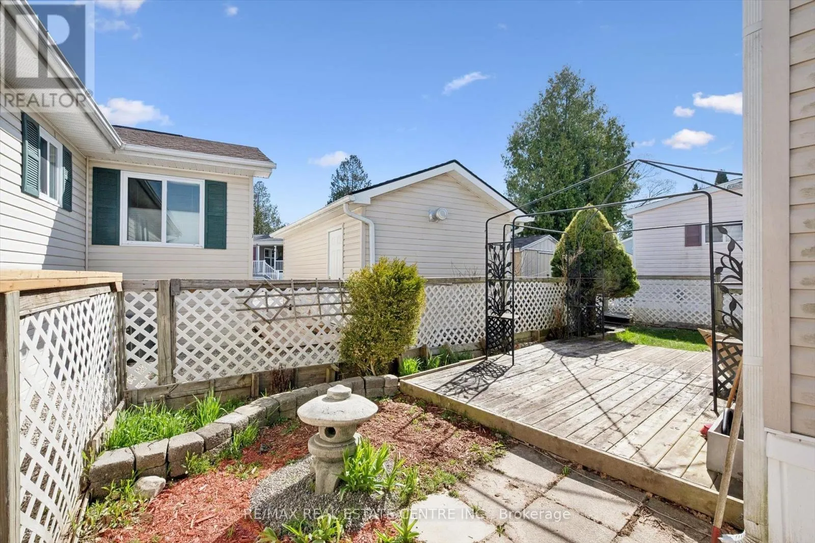 27 TRILLIUM BEACH PVT DRIVE