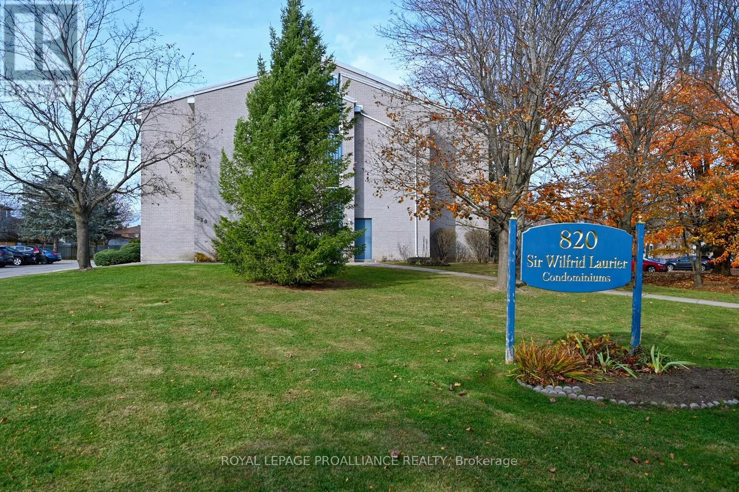 205 - 820 LAURIER BOULEVARD