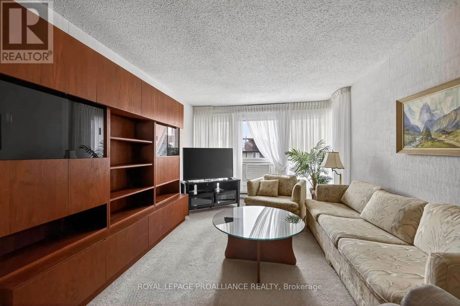 205 - 820 LAURIER BOULEVARD