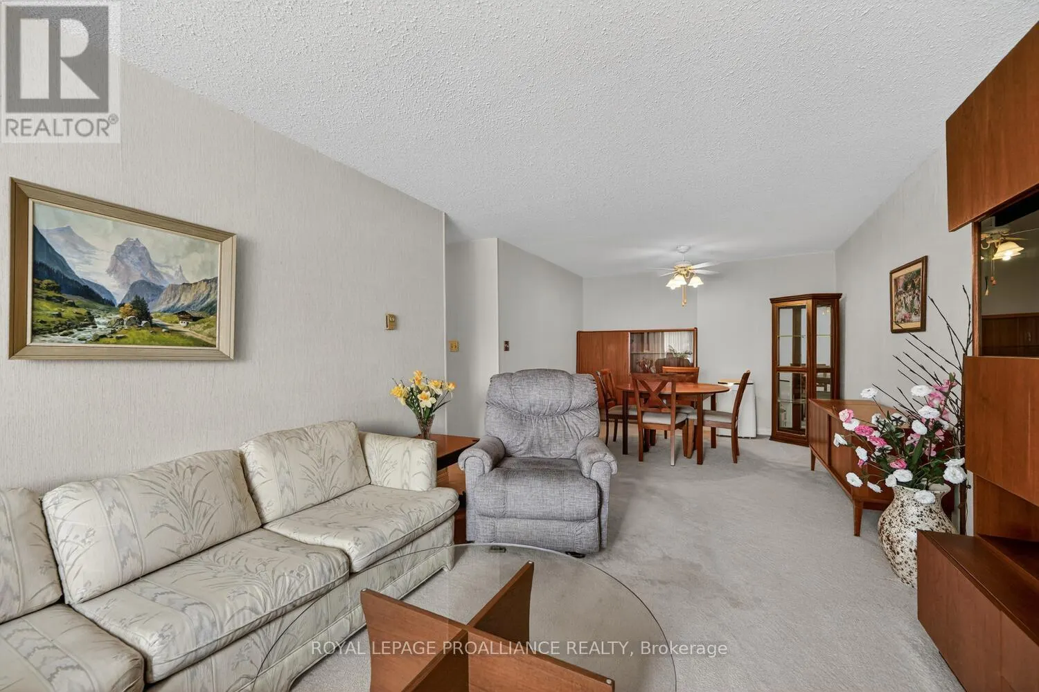 205 - 820 LAURIER BOULEVARD