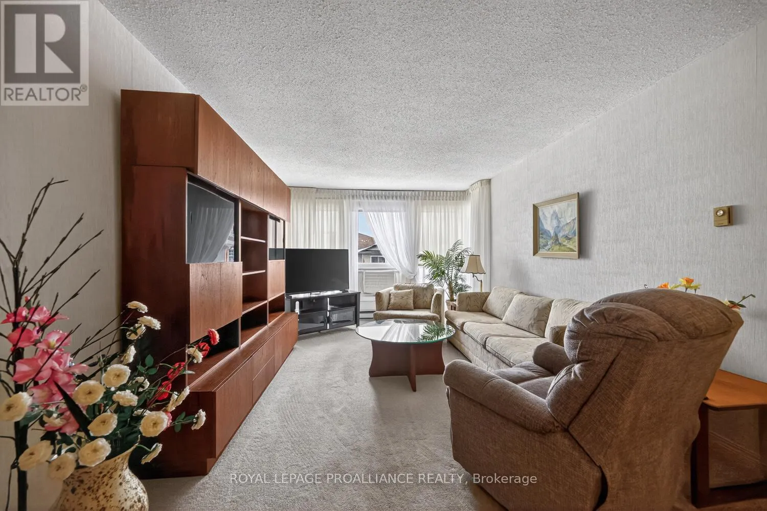 205 - 820 LAURIER BOULEVARD