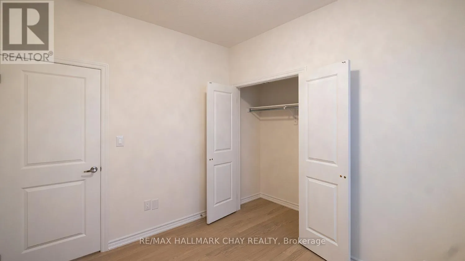 64 HILLCROFT WAY