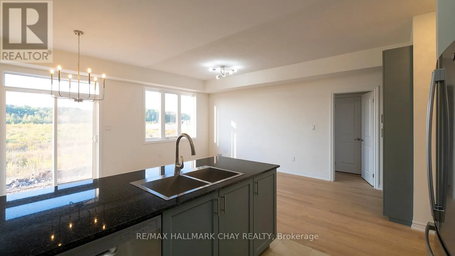64 HILLCROFT WAY