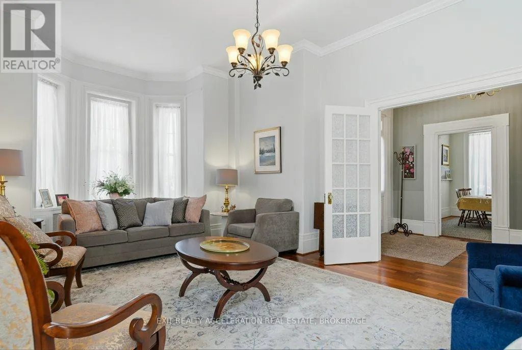 232 DUNDAS STREET W