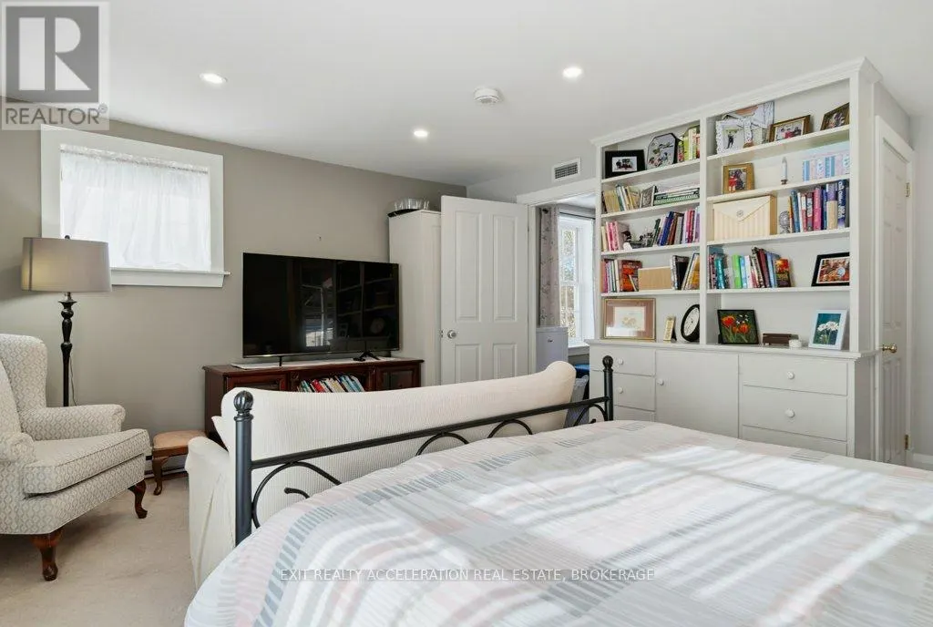 232 DUNDAS STREET W