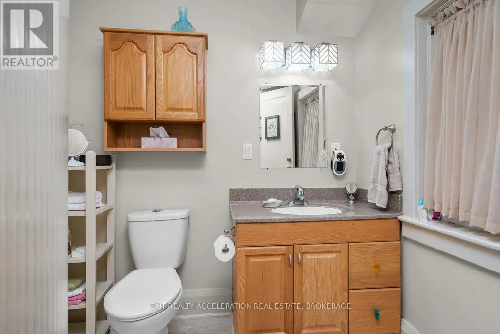 232 DUNDAS STREET W