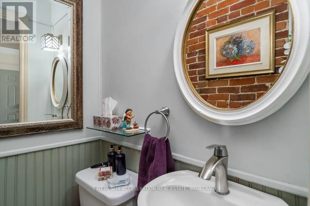 232 DUNDAS STREET W