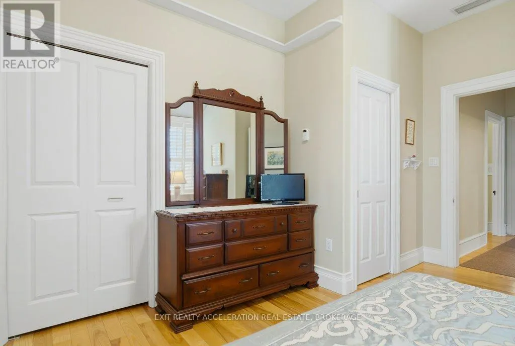 232 DUNDAS STREET W